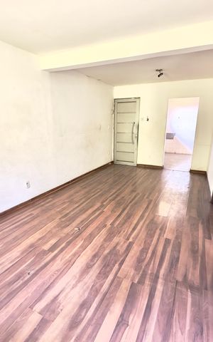 Casa à venda com 70m², 2 quartos e sem vaga Casa à venda com 70m², 2 quartos e sem vagaSala