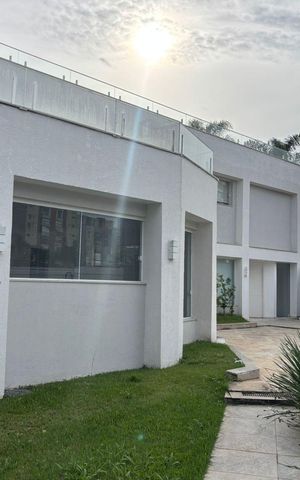 Casa à venda com 514m², 3 quartos e 7 vagas Casa à venda com 514m², 3 quartos e 7 vagasÁrea externa
