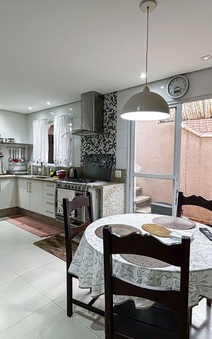 Casa à venda com 230m², 3 quartos e 2 vagas