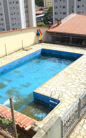 Casa à venda com 450m², 2 quartos e 8 vagasPiscina