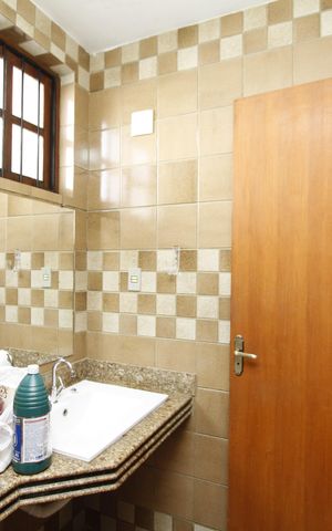 Casa para alugar com 350m², 4 quartos e 5 vagasBanheiro 4