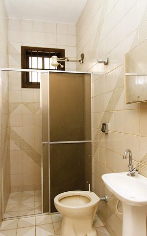 Casa para alugar com 350m², 4 quartos e 5 vagasBanheiro de serviço