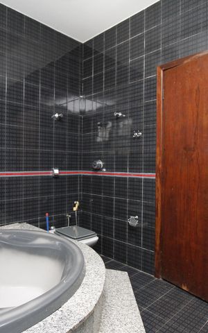 Casa para alugar com 350m², 4 quartos e 5 vagasBanheiro do quarto 2
