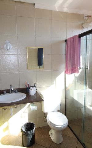 Casa de condomínio para alugar com 327m², 6 quartos e 4 vagasBanheiro da Suíte 1