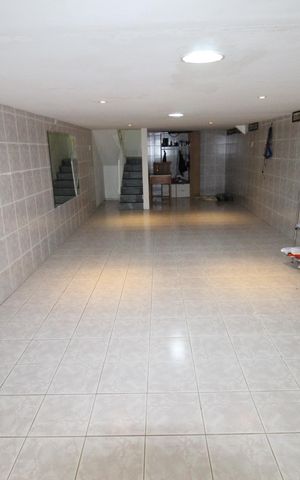 Casa de condomínio para alugar com 327m², 6 quartos e 4 vagasEdícula Sala 1