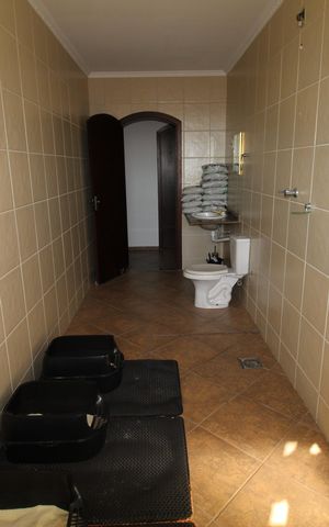 Casa de condomínio para alugar com 327m², 6 quartos e 4 vagasBanheiro 1