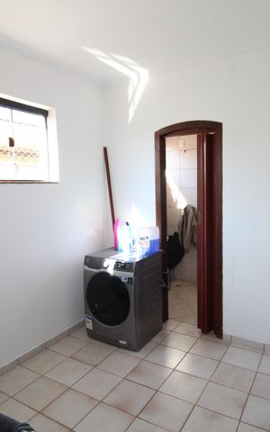 Casa de condomínio para alugar com 327m², 6 quartos e 4 vagasÁrea de Serviço