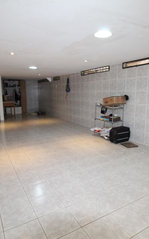 Casa de condomínio para alugar com 327m², 6 quartos e 4 vagasEdícula Sala 1