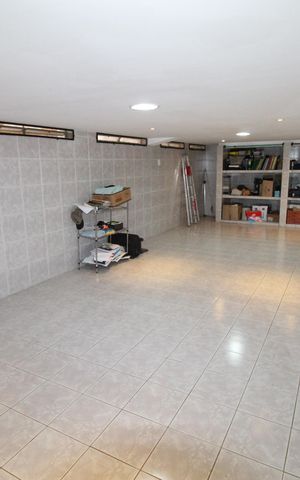 Casa de condomínio para alugar com 327m², 6 quartos e 4 vagasEdícula Sala 1