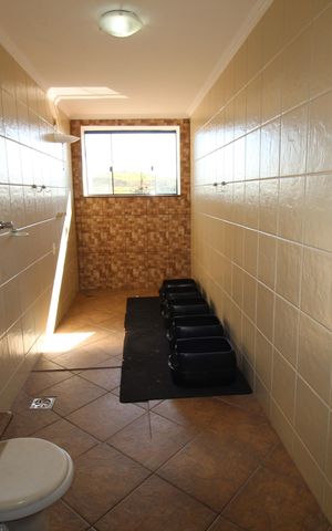 Casa de condomínio para alugar com 327m², 6 quartos e 4 vagasBanheiro 1