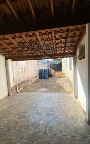 Casa à venda com 111m², 3 quartos e 8 vagas