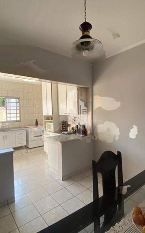 Casa à venda com 111m², 3 quartos e 8 vagas