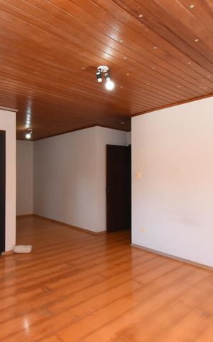 Casa à venda com 242m², 3 quartos e 2 vagasSuíte