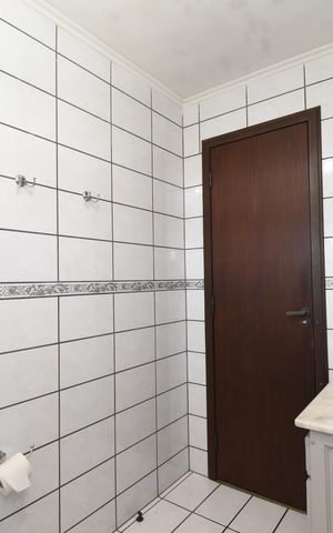 Casa à venda com 242m², 3 quartos e 2 vagasBanheiro 2