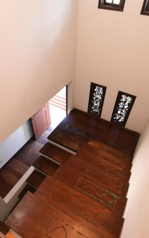 Casa à venda com 242m², 3 quartos e 2 vagasEscadas