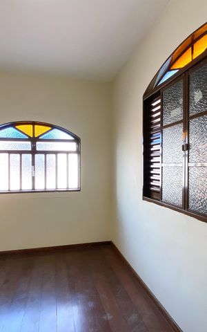 Casa à venda com 545m², 5 quartos e 4 vagas Casa à venda com 545m², 5 quartos e 4 vagasQuarto 3