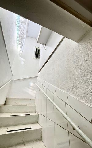 Casa à venda com 160m², 3 quartos e sem vaga Casa à venda com 160m², 3 quartos e sem vagaEscada