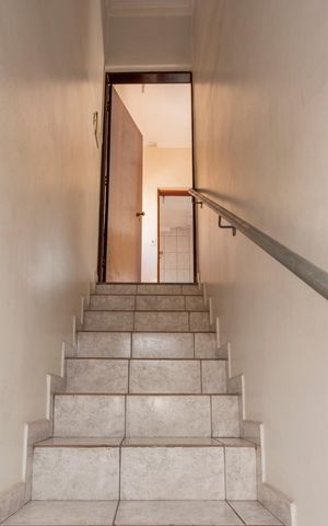 Casa à venda com 180m², 7 quartos e 4 vagasEscada acesso Casa 3