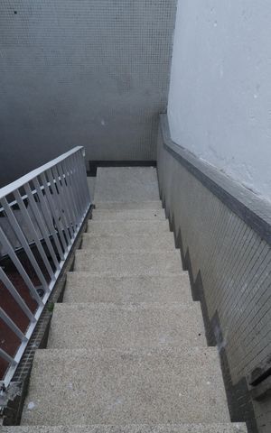 Casa para alugar com 180m², 2 quartos e 1 vagaEscadas de acesso