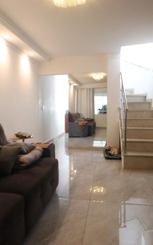 Casa à venda com 180m², 3 quartos e 2 vagasSala