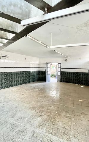 Casa à venda com 280m², 4 quartos e 4 vagas Casa à venda com 280m², 4 quartos e 4 vagasGaragem