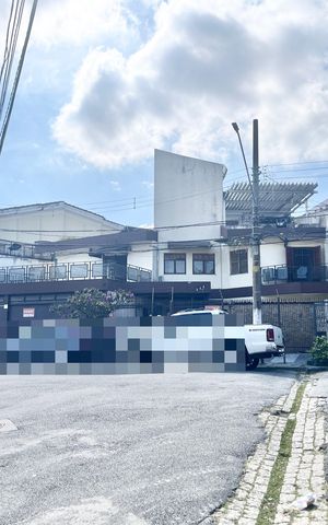 Casa à venda com 280m², 4 quartos e 4 vagas Casa à venda com 280m², 4 quartos e 4 vagasFachada