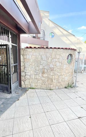 Casa à venda com 280m², 4 quartos e 4 vagas Casa à venda com 280m², 4 quartos e 4 vagasEntrada