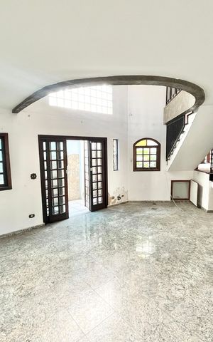 Casa à venda com 280m², 4 quartos e 4 vagas Casa à venda com 280m², 4 quartos e 4 vagasSala