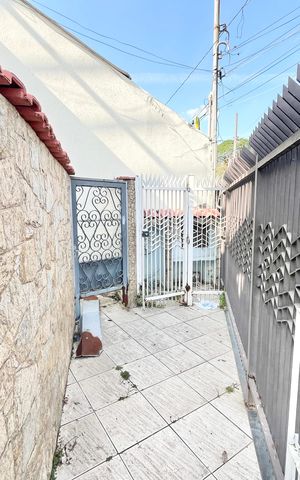 Casa à venda com 280m², 4 quartos e 4 vagas Casa à venda com 280m², 4 quartos e 4 vagasEntrada