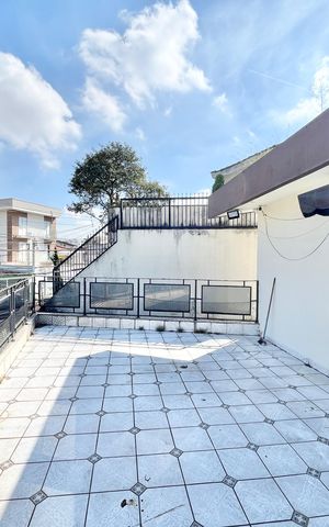 Casa à venda com 280m², 4 quartos e 4 vagas Casa à venda com 280m², 4 quartos e 4 vagasVaranda