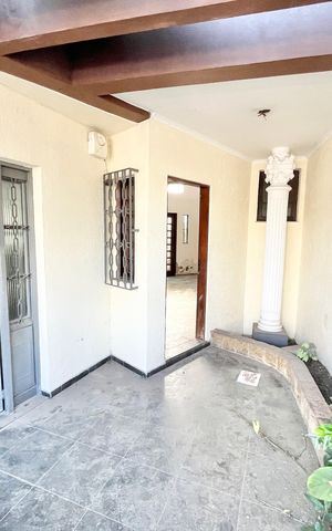 Casa à venda com 280m², 4 quartos e 4 vagas Casa à venda com 280m², 4 quartos e 4 vagasEntrada
