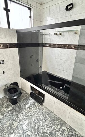 Casa à venda com 280m², 4 quartos e 4 vagas Casa à venda com 280m², 4 quartos e 4 vagasBanheiro da Suíte 1
