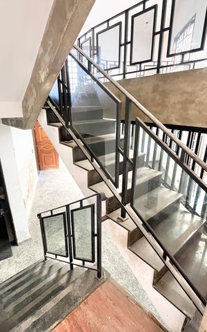 Casa à venda com 280m², 4 quartos e 4 vagas Casa à venda com 280m², 4 quartos e 4 vagasEscada