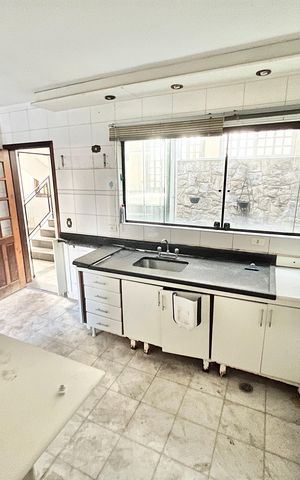 Casa à venda com 280m², 4 quartos e 4 vagas Casa à venda com 280m², 4 quartos e 4 vagasCozinha