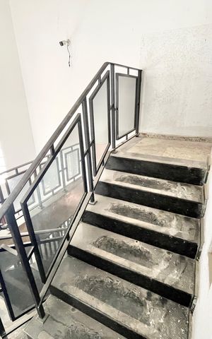 Casa à venda com 280m², 4 quartos e 4 vagas Casa à venda com 280m², 4 quartos e 4 vagasEscada