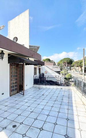 Casa à venda com 280m², 4 quartos e 4 vagas Casa à venda com 280m², 4 quartos e 4 vagasVaranda