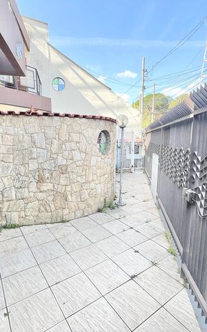 Casa à venda com 280m², 4 quartos e 4 vagas Casa à venda com 280m², 4 quartos e 4 vagasEntrada