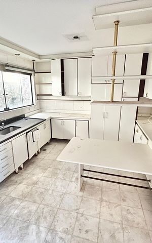 Casa à venda com 280m², 4 quartos e 4 vagas Casa à venda com 280m², 4 quartos e 4 vagasCozinha