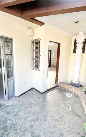 Casa à venda com 280m², 4 quartos e 4 vagas Casa à venda com 280m², 4 quartos e 4 vagasEntrada