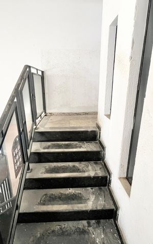 Casa à venda com 280m², 4 quartos e 4 vagas Casa à venda com 280m², 4 quartos e 4 vagasEscada