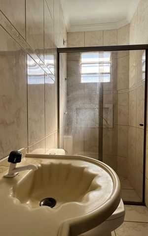 Casa à venda com 52m², 3 quartos e sem vaga Casa à venda com 52m², 3 quartos e sem vagaBanheiro Social