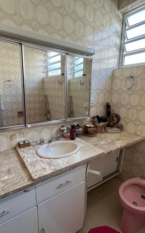 Casa à venda com 405m², 6 quartos e 3 vagas Casa à venda com 405m², 6 quartos e 3 vagasBanheiro