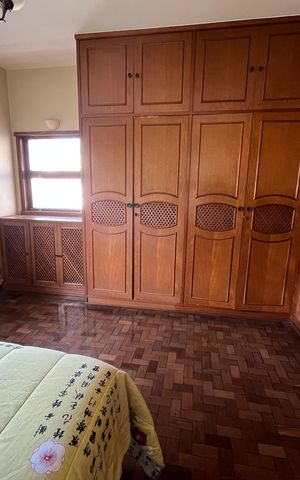 Casa à venda com 405m², 6 quartos e 3 vagas Casa à venda com 405m², 6 quartos e 3 vagasQuarto 2