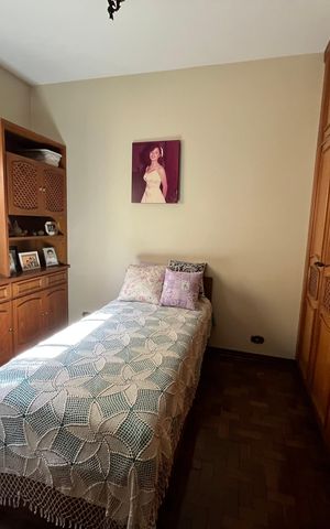Casa à venda com 405m², 6 quartos e 3 vagas Casa à venda com 405m², 6 quartos e 3 vagasQuarto 4