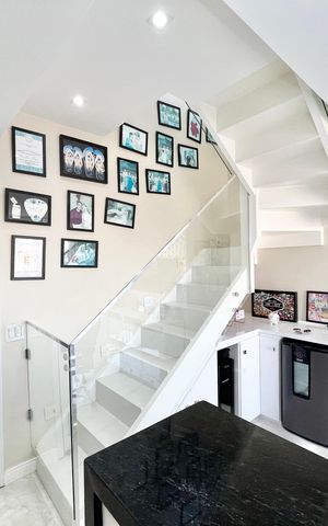 Apartamento à venda com 105m², 2 quartos e 2 vagasEscada