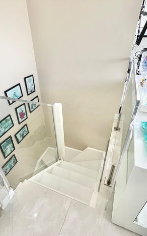 Apartamento à venda com 105m², 2 quartos e 2 vagasEscada