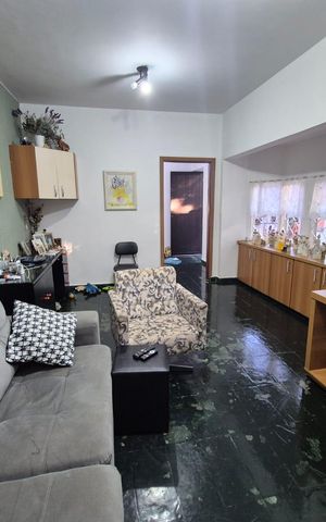 Casa à venda com 360m², 3 quartos e 3 vagas Casa à venda com 360m², 3 quartos e 3 vagasSala