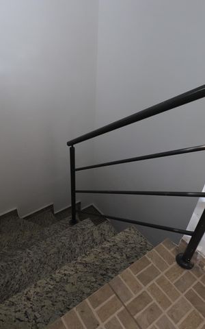 Casa de condomínio à venda com 110m², 2 quartos e 1 vagaEscada
