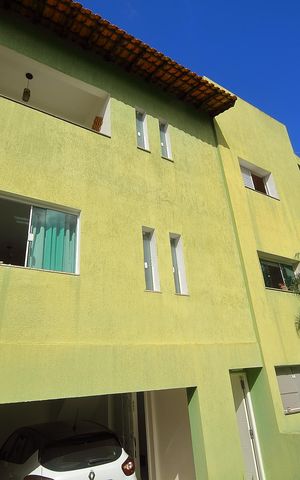 Casa à venda com 377m², 4 quartos e 4 vagasFachada / Garagem 