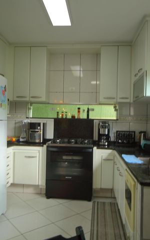 Casa à venda com 377m², 4 quartos e 4 vagasCozinha 